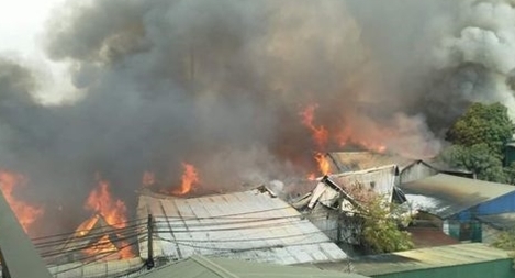 Hỏa hoạn tàn phá hàng chục xưởng gỗ tại huyện Thạch Thất