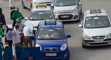 Dừng đỗ trước cổng bệnh viện Bạch Mai, nữ tài xế bị phạt nguội 28 lần