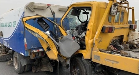 Xe cứu hộ tông xe hút bụi trên cầu Nhật Tân, tài xế tử vong