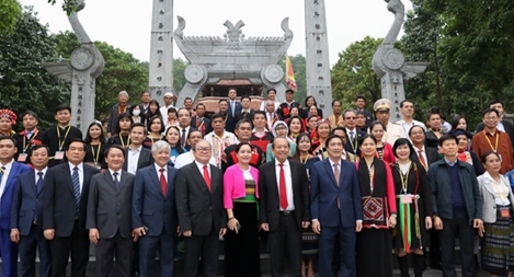 Dâng hương tưởng nhớ các Vua Hùng