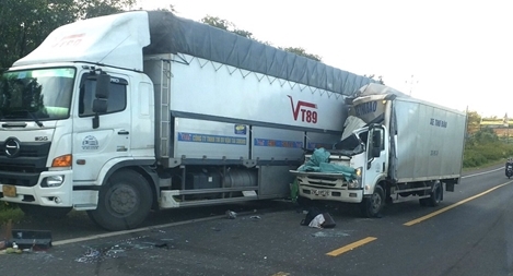 Xe thư báo tông xe tải, 1 người tử vong, 1 người trọng thương