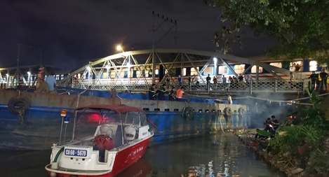 Giải cứu sà lan 500 tấn kẹt dưới cầu đường sắt Bắc - Nam