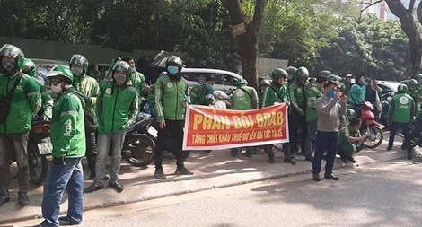 Giải tán hàng trăm xe ôm Grab tập trung diễu quanh hồ Hoàn Kiếm