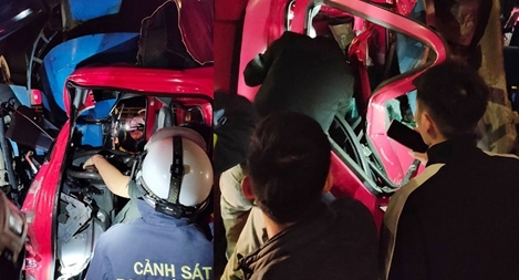 Cưa cabin cứu tài xế mắc kẹt sau TNGT