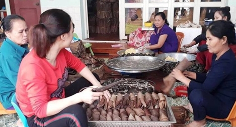 Về làng Mía học… gói bánh gai