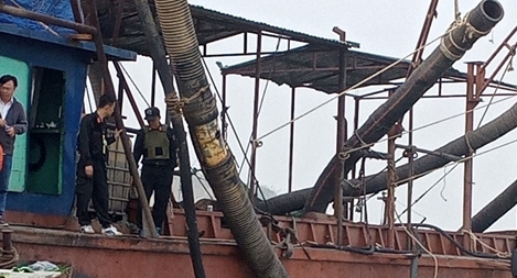 Trắng đêm truy bắt những kẻ rút ruột sông Hồng