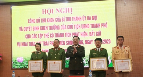 Khen ngợi tập thể tham gia bắt giữ vụ khai thác cát trái phép trên sông Hồng