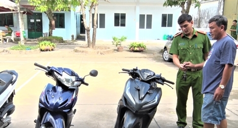 Trao trả 5 chiếc xe máy bị mất trộm cho người dân