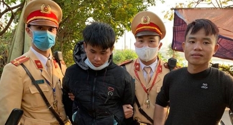 Bị bắt lỗi không đội MBH, đối tượng tự giao ra ma tuý