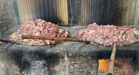 Sản xuất mỡ bẩn từ thịt ôi thiu tại một trang trại bỏ hoang