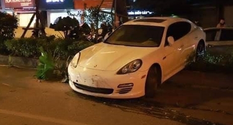 Tài xế điều khiển ôtô Porsche lao lên dải phân cách không bị đột quỵ