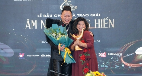 Tùng Dương dành cú hat-trick tại giải Âm nhạc Cống hiến lần 16