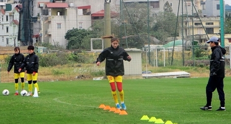 Các cầu thủ nữ chống rét bằng cách nào?