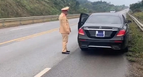 Dùng băng dính che BKS, tài xế xe sang bị phạt nặng