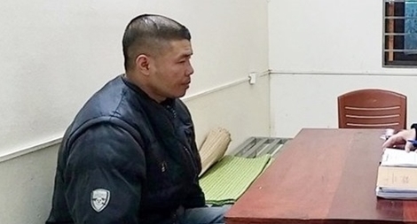 Cha nghiện ma túy đánh con gái đến ngất xỉu