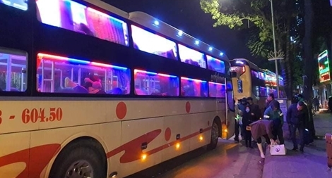 Ghi hình xử lý ô tô khách vào phố lập bến 