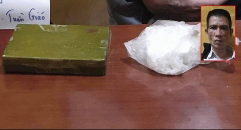 Giấu 2 bánh heroin trong áo khoác mang ra Hà Nội bán