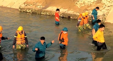 Tìm thấy thi thể bé trai vớt dép cho chị