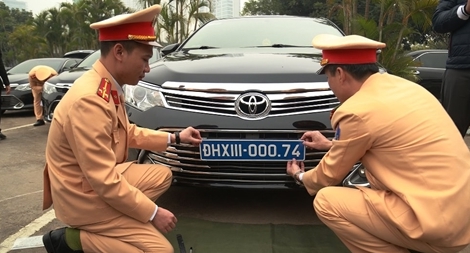 Kiểm tra, gắn biển cho 109 xe phục Đại hội Đảng thứ XIII