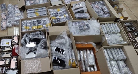 Nhiều chiêu tuồn iPhone lậu vào Việt Nam