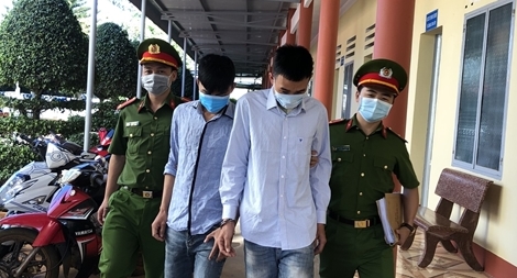 Cặp song sinh đi trộm gầu xới máy xúc