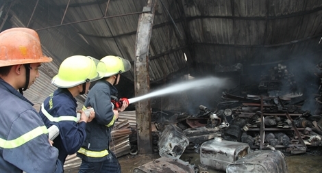 Dập tắt đám cháy tại xưởng chứa nhiều thiết bị, phụ tùng ô tô