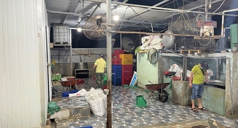 Phát hiện 1,5 tấn thịt gà bốc mùi tại một cơ sở sơ chế