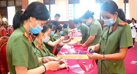 Chia sẻ khó khăn với tuyến đầu chống dịch