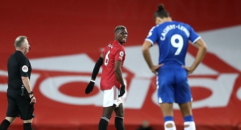 "Cầm vàng lại để vàng rơi", MU tự làm khó mình