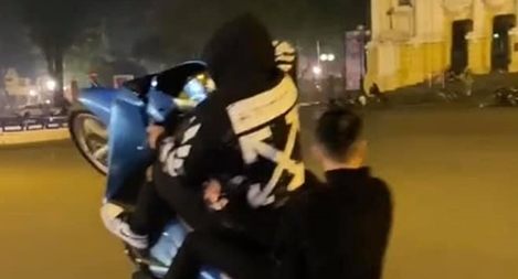 Bốc đầu xe máy trước Nhà hát lớn, thanh niên "2K" nhận án phạt nặng