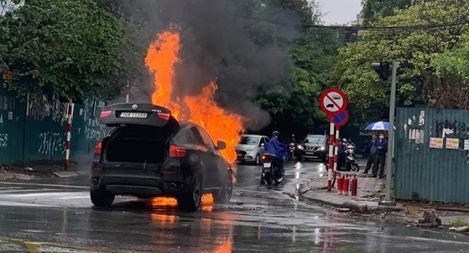 Siêu SUV thể thao BMW cháy trơ khung trên đường Tố Hữu