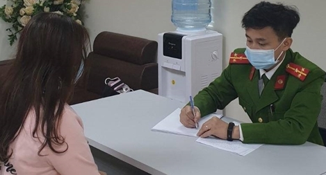 Nữ Giám đốc tặng quà Tết bằng pháo hoa nổ