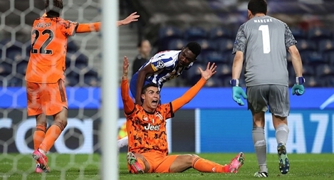 Đòi penalty bất thành, Ronaldo bị đàn em chế giễu