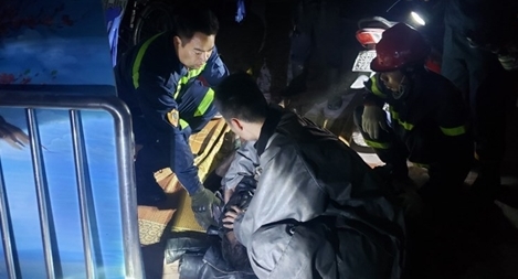 Cứu người dân bị ngạt trên tum thoát khỏi đám cháy