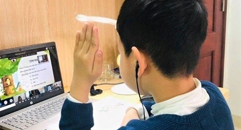 Học sinh tiểu học chật vật học trực tuyến