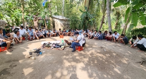 Hàng chục con bạc nhảy xuống sông trốn chạy khi bị phát hiện