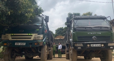 Phát hiện 4 ô tô vận chuyển khoáng sản trái phép