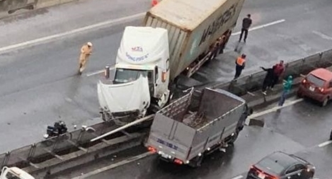 Container gây tai nạn chắn ngang đường vành đai 3