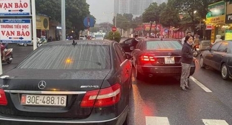 Tạm giữ 2 xe Mercedes cùng biển kiểm soát
