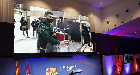 Messi cùng 11 vạn thành viên Barca đi bỏ phiếu