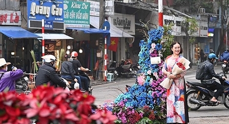 Hơn 100  Cột đèn 'nở hoa' giữa trung tâm Hà Nội