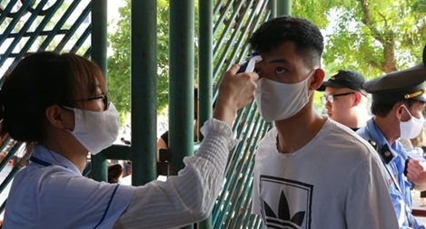 Cầu thủ có nhiệt độ trên 37,5 độ C không được vào sân tại Cup Quốc gia