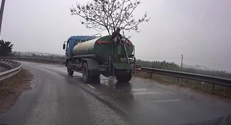 Đi lùi vào đường cấm, lái xe rửa đường bị phạt