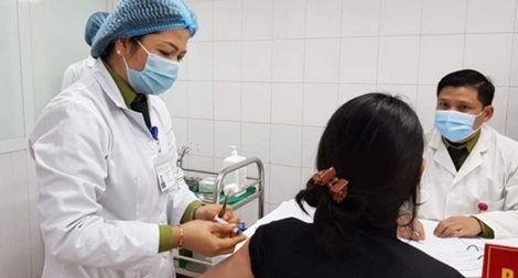 Những ngày đặc biệt của ba tình nguyện viên đầu tiên tiêm vaccine COVID-19 thử nghiệm
