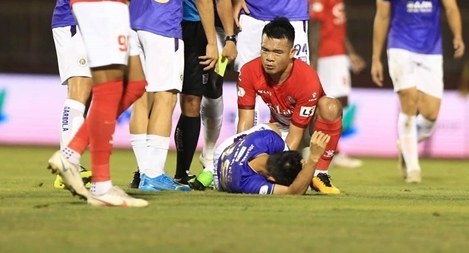 Hùng Dũng nhận chấn thương khủng khiếp trong ngày Hà Nội FC đại thắng