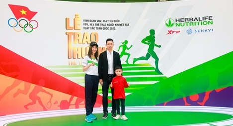 Văn Quyết cùng con trai đi nhận danh hiệu VĐV tiêu biểu