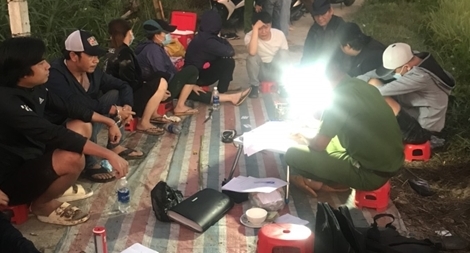 Rủ nhau vào nghĩa địa tổ chức xóc đĩa