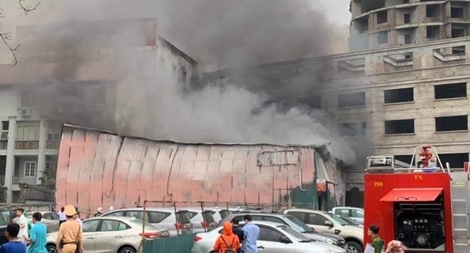 Cháy xưởng in nằm giữa bãi xe ô tô 