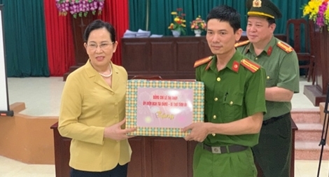 Động viên CBCS tổ công tác cấp CCCD lưu động