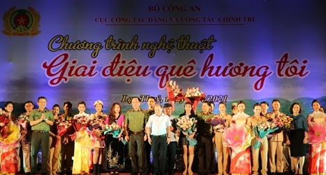 Xúc động chương trình nghệ thuật “Giai điệu quê hương tôi”